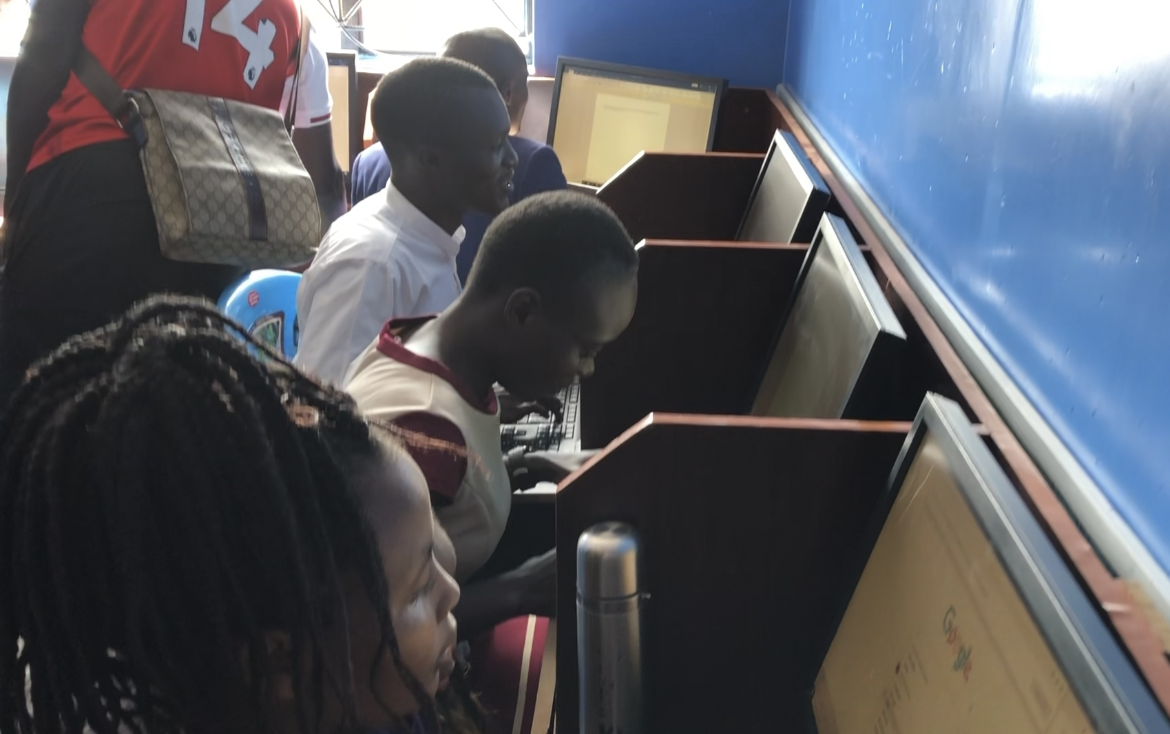 Schüler:innen an Computern bei C-HOPE